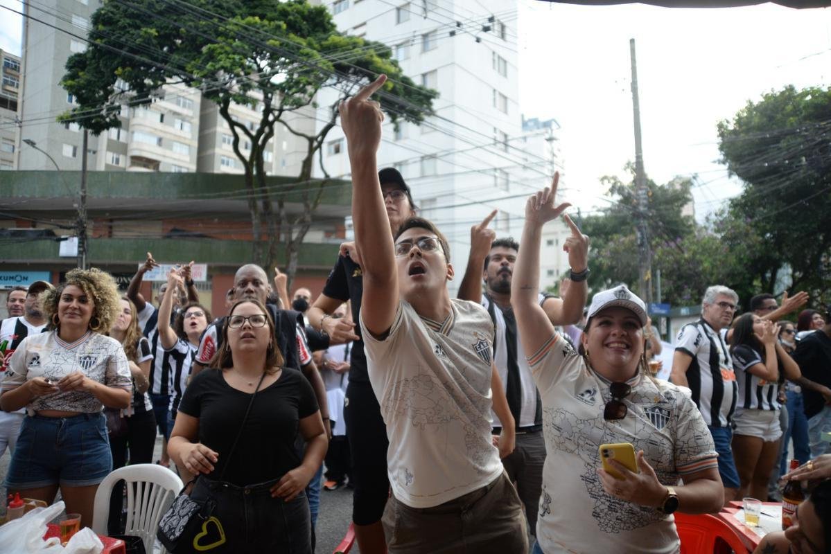 Festa atleticana no Bar do Salomo, em BH, com a conquista do ttulo da Supercopa do Brasil. Galo venceu o Flamengo por 8 a 7 nos pnaltis aps empate por 2 a 2 no tempo normal