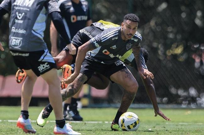 Fotos do treino do Atltico nesta quarta-feira (12/10), na Cidade do Galo. Em recuperao de um incmodo na panturrilha esquerda, Hulk fez funcional no campo e ainda  dvida para o confronto contra o Flamengo, no sbado, s 20h30, no Maracan, pelo Brasileiro