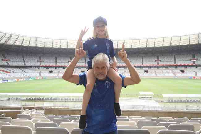 Criança que pediu comida para PM ganha ingressos para jogo do Cruzeiro no  Mineirão - Lance!