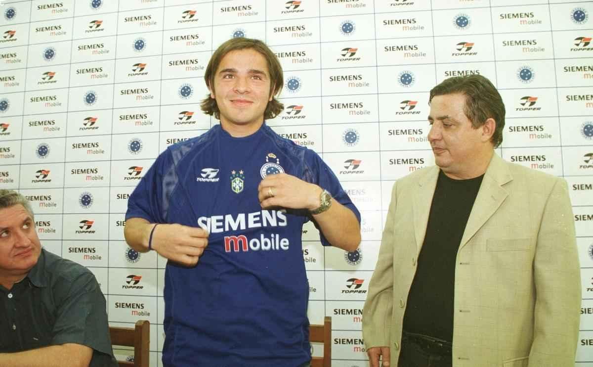 O diretor de Futebol, Eduardo Maluf (e) e o vice-presidente, Zeze Perrella (d), apresentam o novo jogador de futebol do Cruzeiro, o chileno Hector Tapia (c), na Toca da Raposa II, em Belo Horizonte. Tapia, de 26 anos, que estava no Lille, time da I Divisao da Franca, foi contratado por emprstimo 