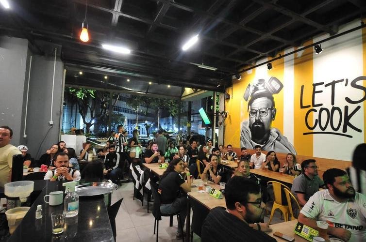 Atleticanos acompanharam Flamengo 2x1 Ceará nos bares de Belo Horizonte, na expectativa de comemorar o título antecipado do Campeonato Brasileiro. No entanto, o rival carioca venceu o time nordestino e adiou a festa atleticana.