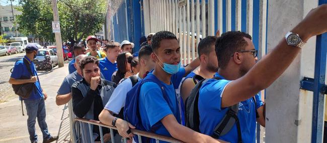 Torcida do Cruzeiro faz fila na bilheteria do Barro Preto