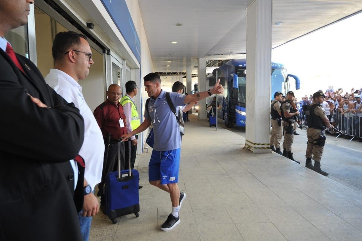 Jogadores do Cruzeiro embarcaram no Aeroporto de Confins, na tarde desta tera-feira, para duelo decisivo contra o Corinthians, em So Paulo, pela final da Copa do Brasil