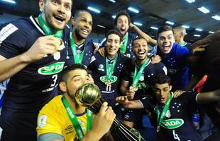 Jogadores do Cruzeiro festejam no Mineirinho o pentacampeonato da Superliga Masculina