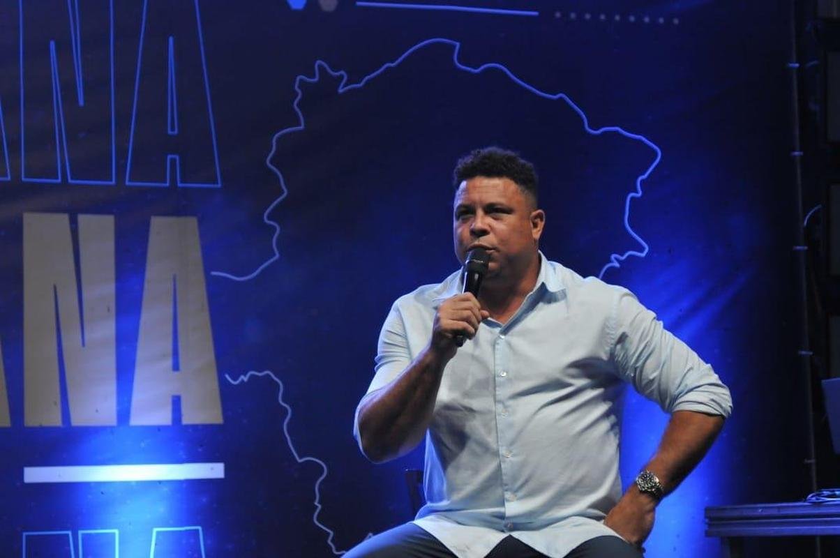 Ronaldo levou cruzeirenses de Conselheiro Lafaiete ao delrio ao participar da Caravana do Cruzeiro nesta quarta-feira (26). Fenmeno esteve acompanhado no palco de Pedro Loureno, patrocinador do clube, e ganhou msica nova produzida pelo rapper Das Quebradas