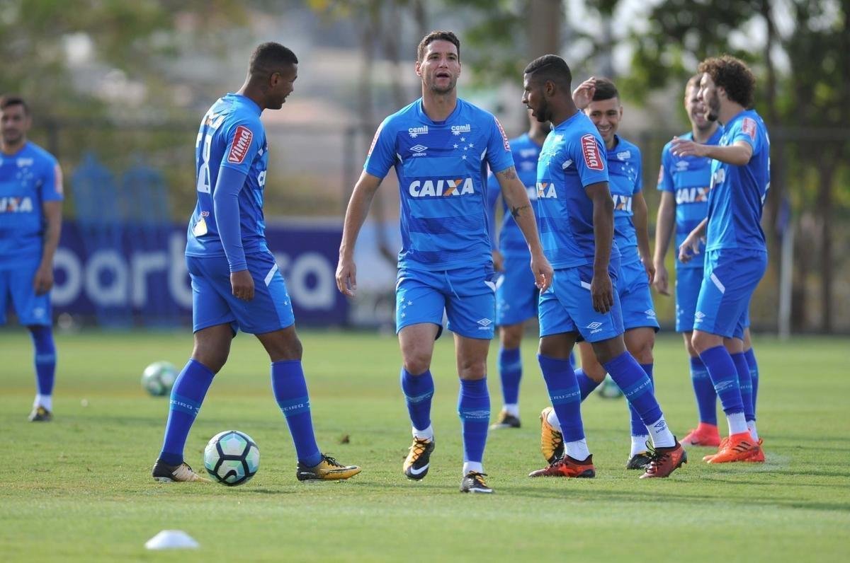 Jogadores do Cruzeiro trabalharam em tom descontrado na Toca da Raposa antes de final com Flamengo