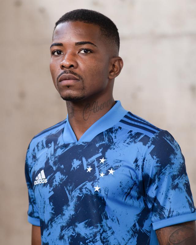 Fotos da nova camisa 3 do Cruzeiro, produzida pela Adidas