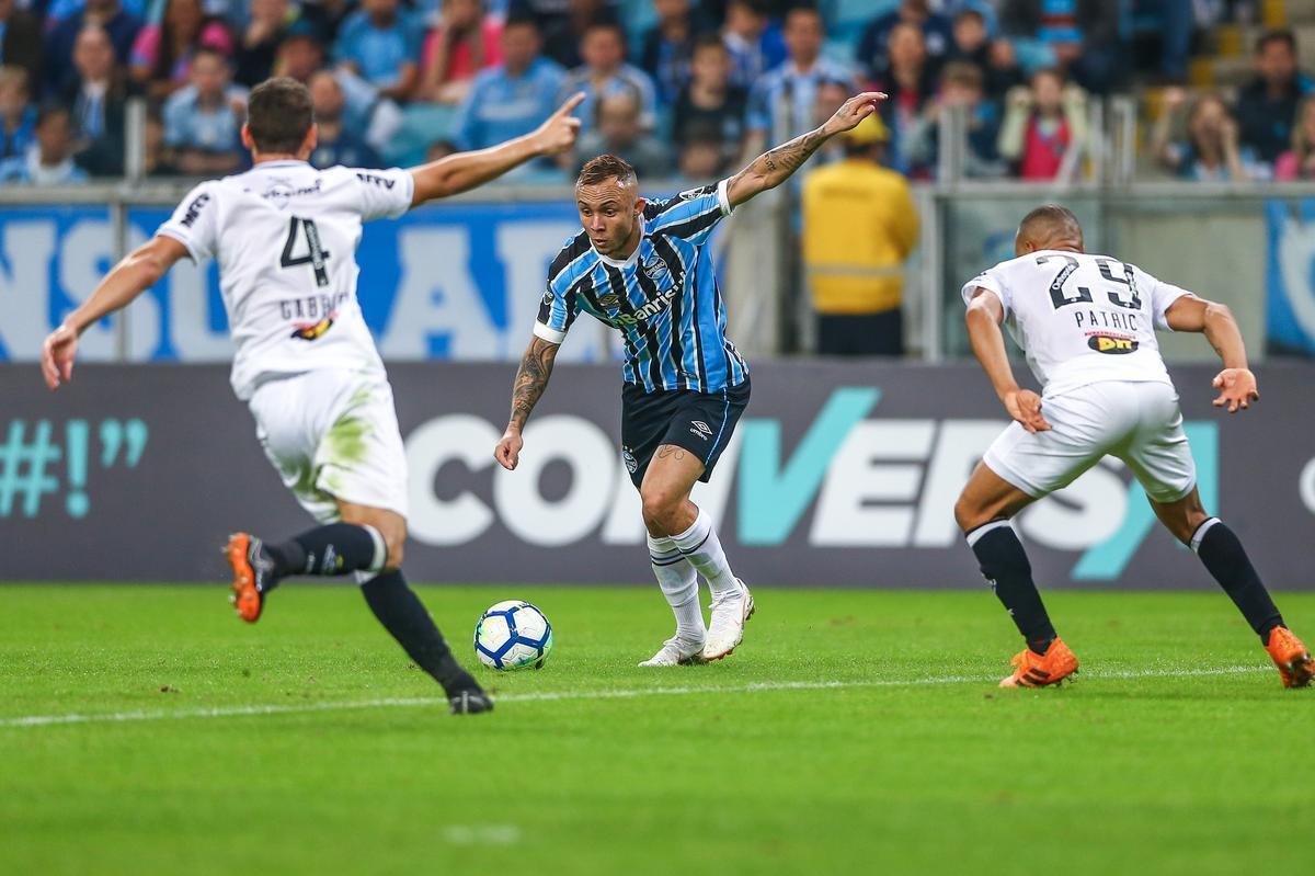 Grmio jogou melhor e conseguiu vitria por 2 a 0 sobre o Atltico na Arena, em Porto Alegre, pela 13 rodada do Campeonato Brasileiro