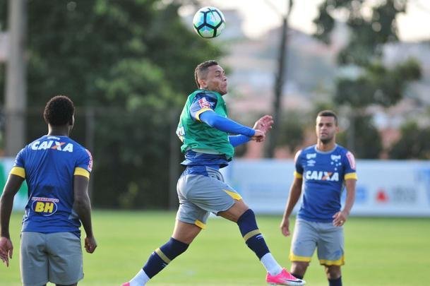 Cruzeiro teve volta de argentino, e Mano Menezes esboou equipe titular para pegar o Sport