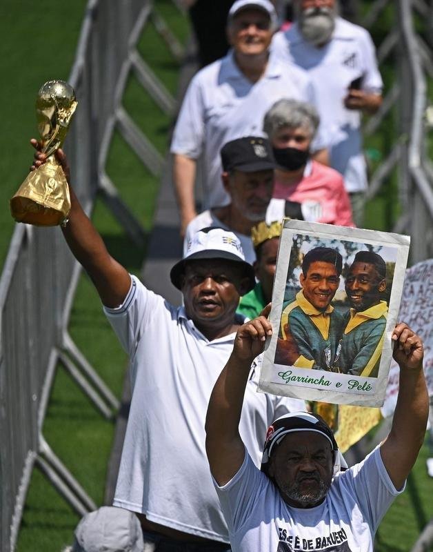 Os ltimos momentos do velrio de Pel, na Vila Belmiro, estdio do Santos. 