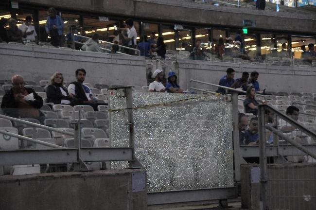 Fotos da chegada da torcida do Cruzeiro ao Mineiro na partida contra o CRB pela Srie B do Brasileiro; longas filas de formaram na esplanada antes da partida