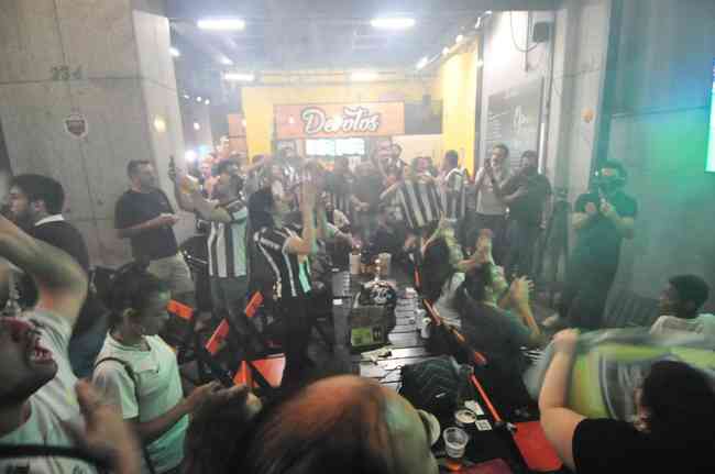 Atleticanos fazem festa no Bar Devotos mesmo com a vitria flamenguista