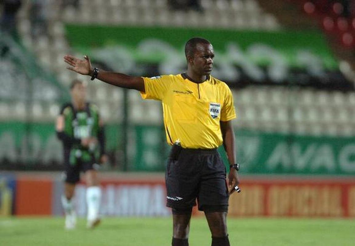 O paulista Paulo Csar de Oliveira apitou a partida de estreia do Amrica na Srie A do Brasileiro, contra o Bahia, na Arena do Jacar