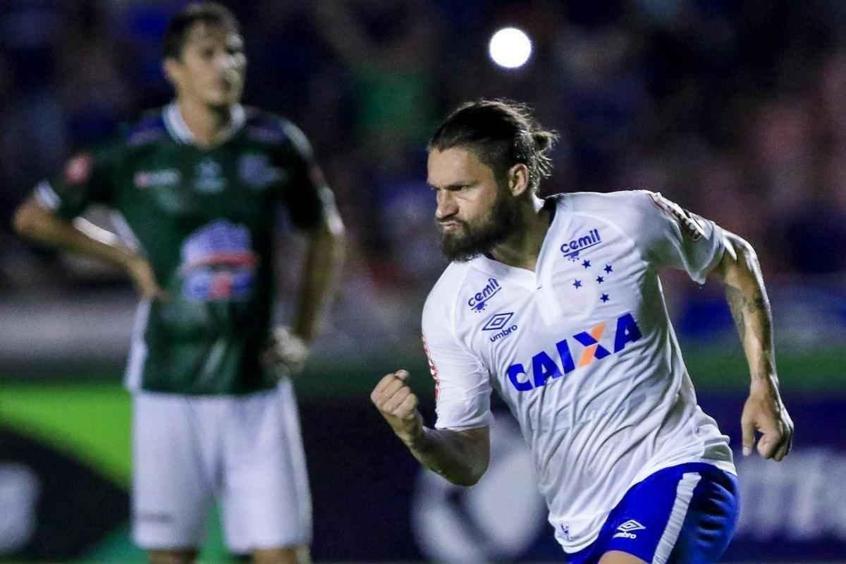 Imagens do jogo entre Uberlndia e Cruzeiro, no Parque do Sabi, pelo Campeonato Mineiro