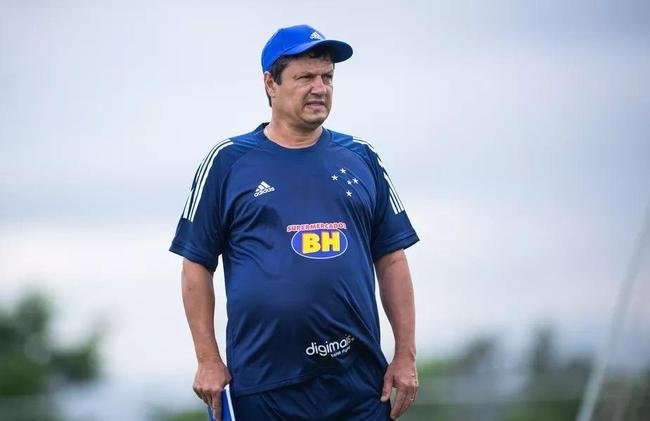 5 Adilson Batista - 15 jogos (4 vitrias, 4 vitrias e 7 derrotas)