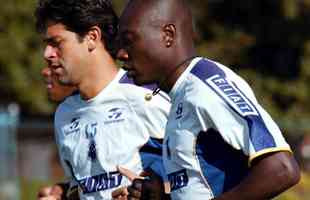 Fotos da passagem do jogador Rincón pelo Cruzeiro, em 2001.  Ele faleceu aos 55 anos nesta quarta-feira (13/4/2022), após sofrer acidente automobilístico em Cali, na Colômbia, no dia 11.