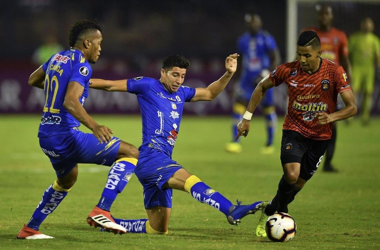 2019 - Delfn (EQU) e Caracas (VEN) empataram por 1 a 1 no Equador. Na volta, empate sem gols e classificao dos venezuelanos pelo gol qualificado como visitante.