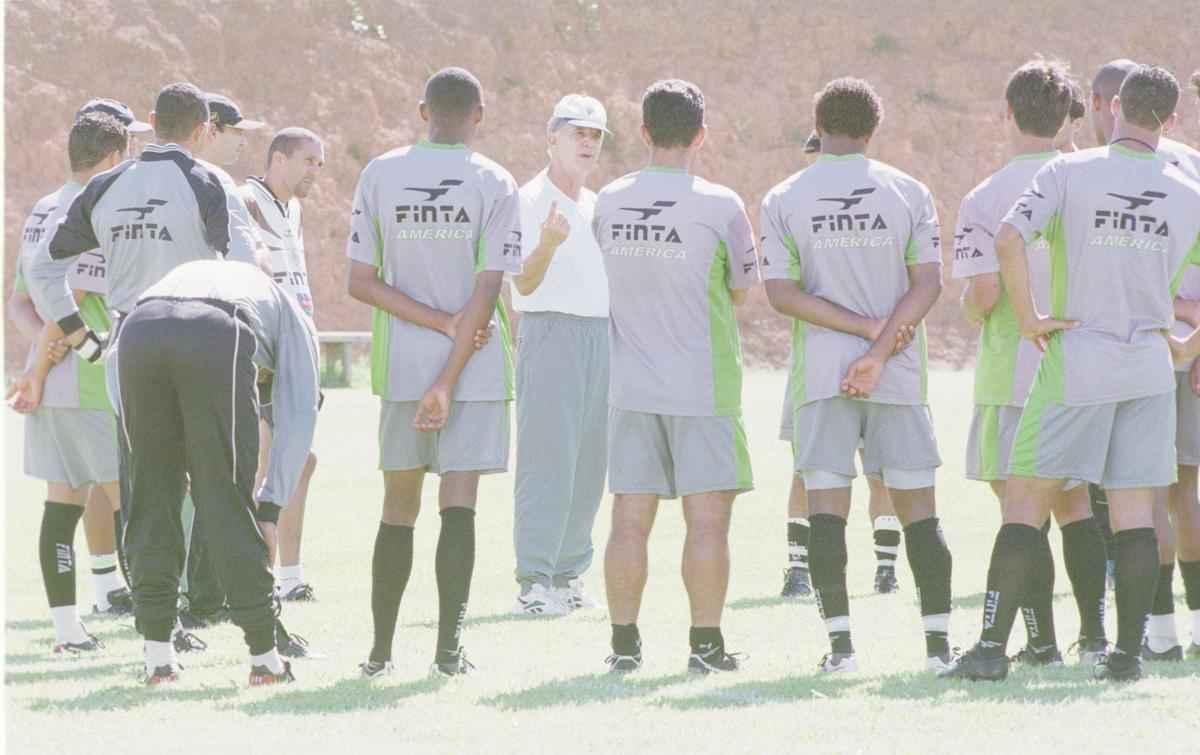 Carlos Alberto orienta treinamento do Amrica, em 2004