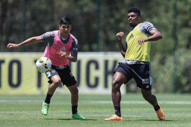 Fotos do treino do Atltico nesta quarta-feira (12/10), na Cidade do Galo. Em recuperao de um incmodo na panturrilha esquerda, Hulk fez funcional no campo e ainda  dvida para o confronto contra o Flamengo, no sbado, s 20h30, no Maracan, pelo Brasileiro
