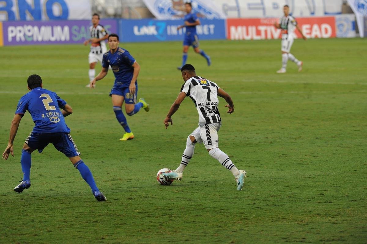 Fotos da vitria do Cruzeiro sobre o Athletic de So Joo del-Rei, por 1 a 0, no Mineiro, pela quarta rodada do Campeonato Mineiro de 2021. Marcelo Moreno, de pnalti, marcou o gol do triunfo celeste no Gigante da Pampulha
