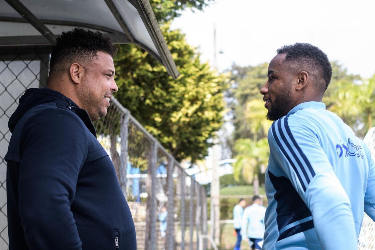 Em Belo Horizonte, Ronaldo acompanhou treino do Cruzeiro na manh desta quarta-feira (15) e conversou com jogadores na Toca da Raposa II