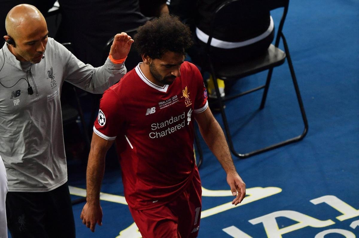 Salah, do Liverpool, sofreu falta de Sergio Ramos, machucou ombro esquerdo e deixou a final no primeiro tempo