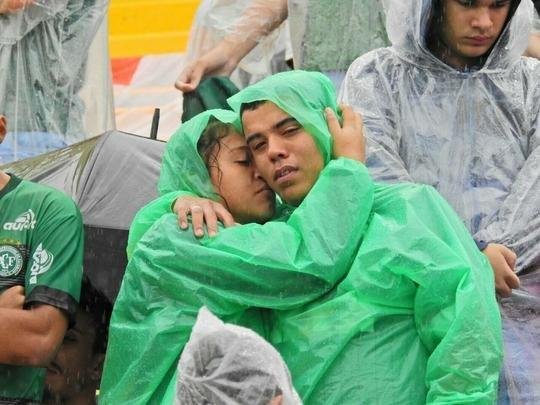 Emoção das famílias no velório dos heróis da Chapecoense