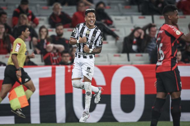 Neste domingo (17), o Atltico enfrentou, em Curitiba, o Athletico-PR pela 2 rodada da Srie A do Campeonato Brasileiro. A partida foi realizada na Arena da Baixada.