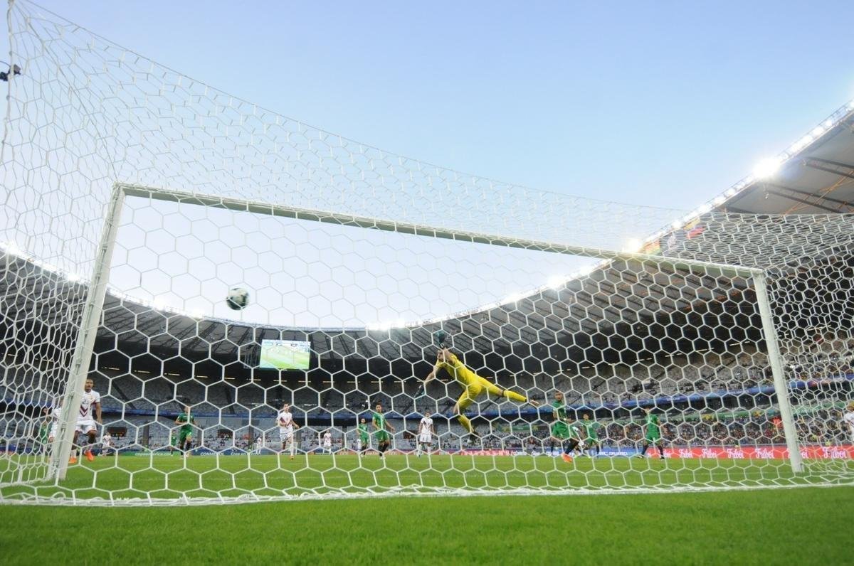 Imagens da partida entre Bolvia e Venezuela