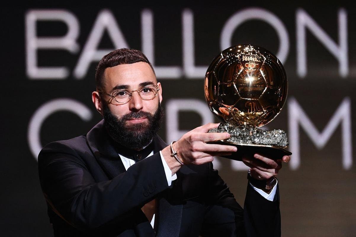 Karim Benzema recebe prmio Bola de Ouro, da Revista France Football, como melhor do mundo na temporada 2021/22. 