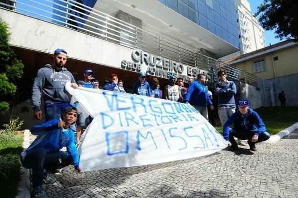 Torcida do Cruzeiro protesta contra a diretoria do clube na porta da sede