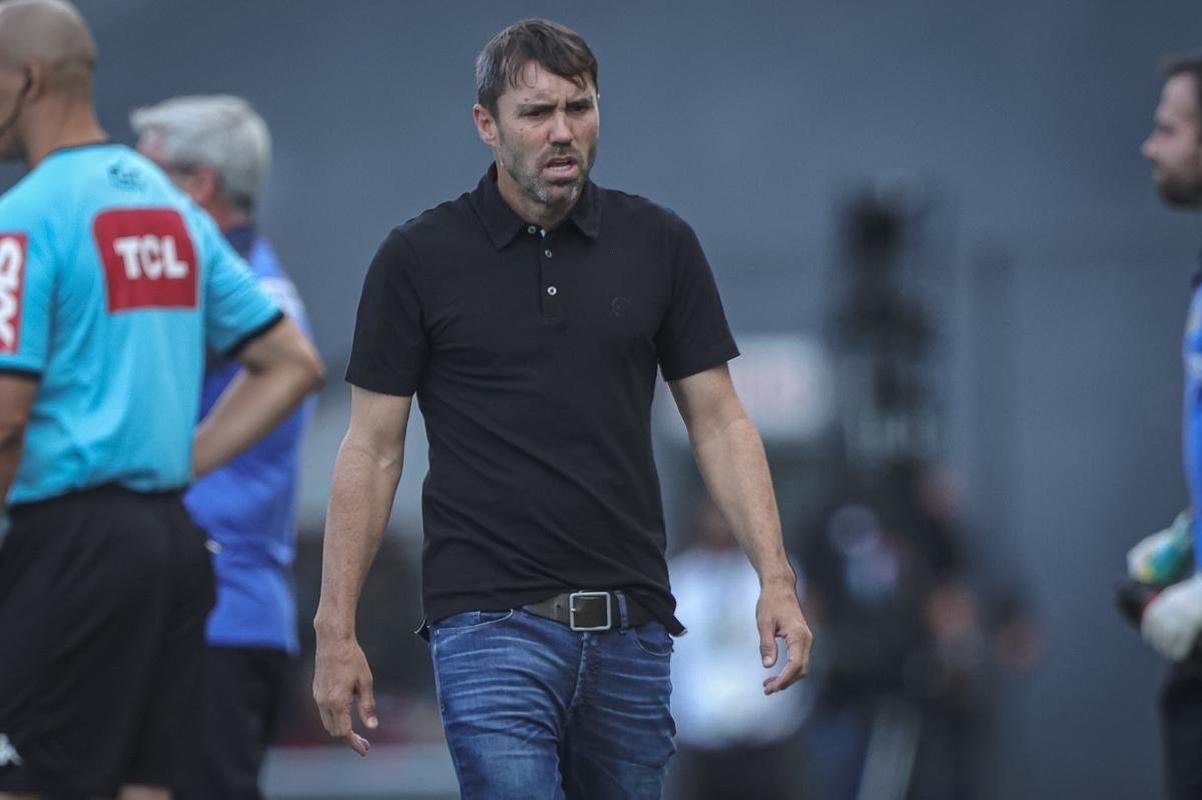 Santos e Atltico se enfrentaram na tarde deste domingo (23/4), na Vila Belmiro, pela segunda rodada da Srie A do Campeonato Brasileiro.