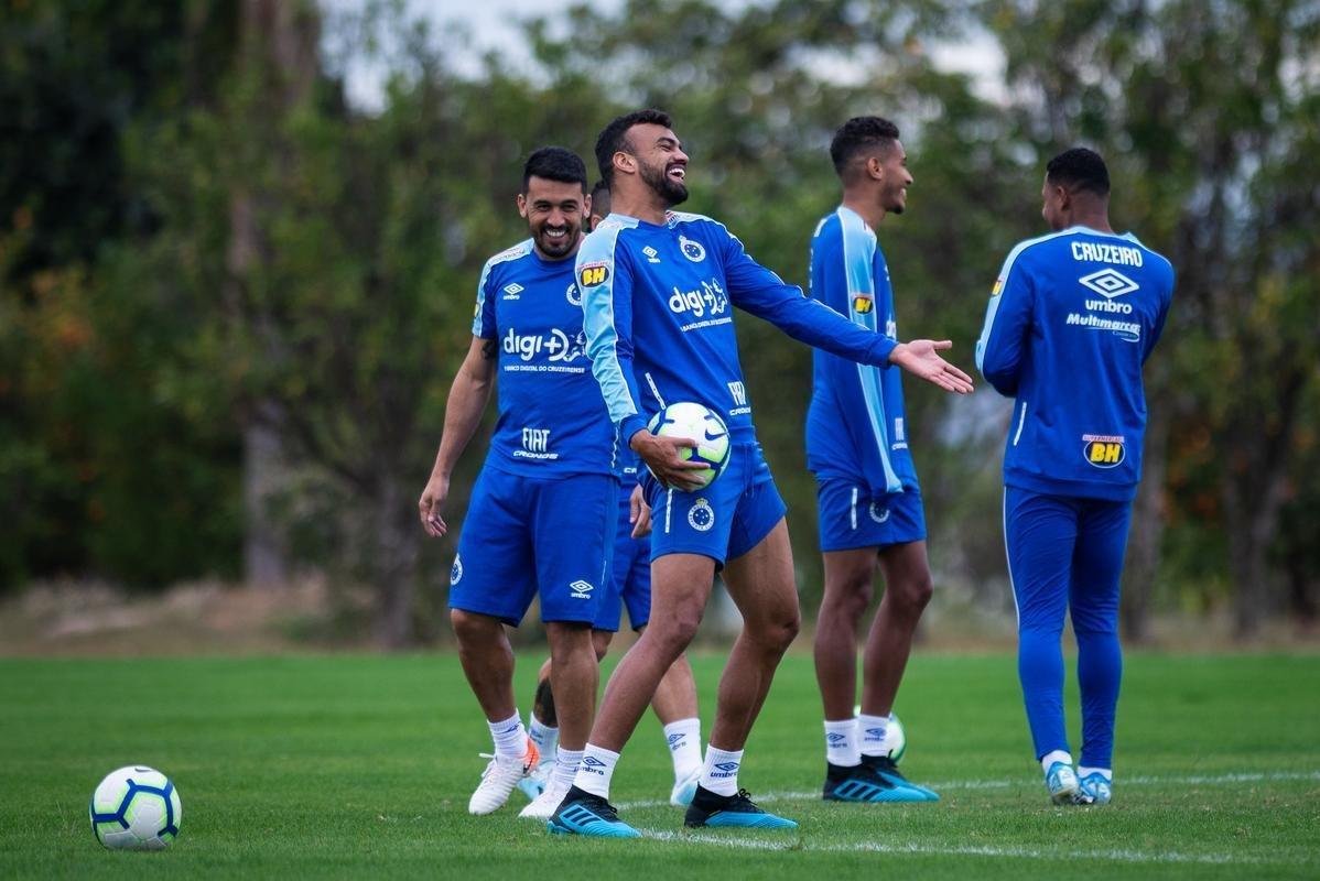 Fotos do treino do Cruzeiro na Toca da Raposa II. Time enfrenta o Internacional, nesta quarta-feira, s 21h30, no Mineiro, pela semifinal da Copa do Brasil. Mano Menezes pode apresentar novidades na escalao diante dos gachos.