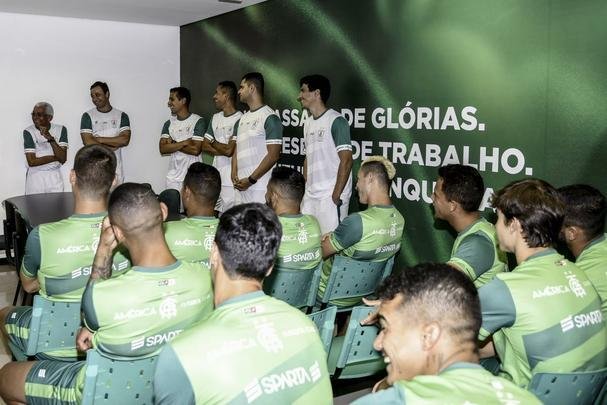 O América se reapresentou nesta quinta-feira para a próxima temporada. Além de já contar com os reforços, o Coelho mostrou o novo uniforme de treino, da Sparta, marca-própria do clube