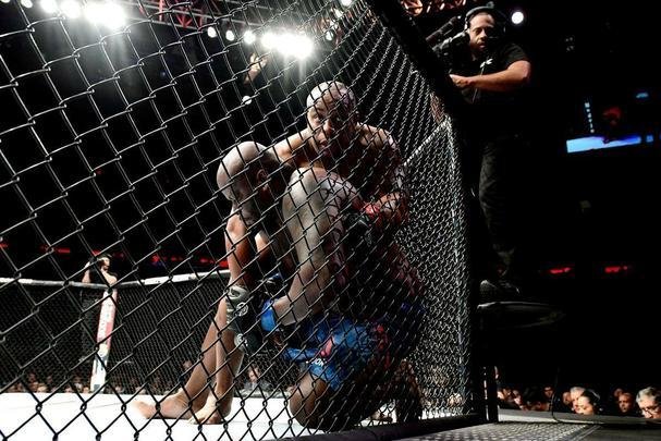 Daniel Cormier venceu Derrick Lewis por finalização e manteve cinturão dos pesados