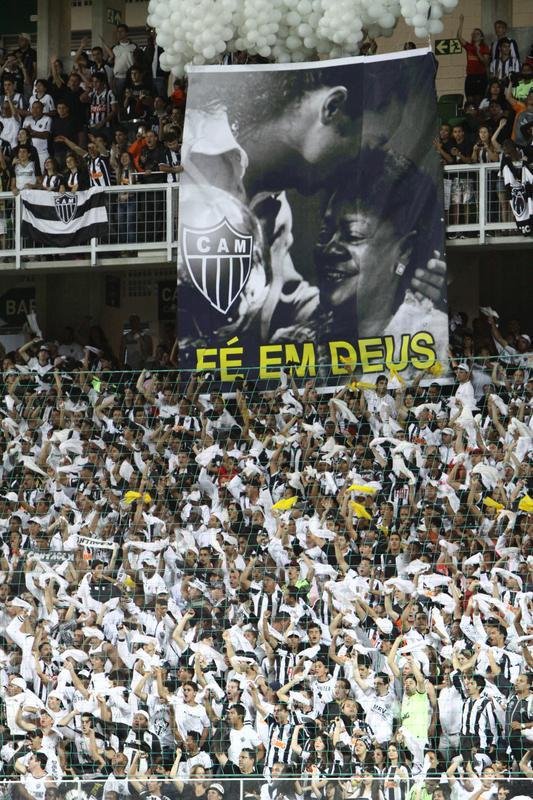23/09/2012 - No jogo contra o Grmio, pela 26 rodada do Campeonato Brasileiro de 2012, a torcida do Atltico exibe mensagem em solidariedade a Dona Miguelina, me de Ronaldinho, que enfrentava problema de sade. O craque de emocionou no gramado.