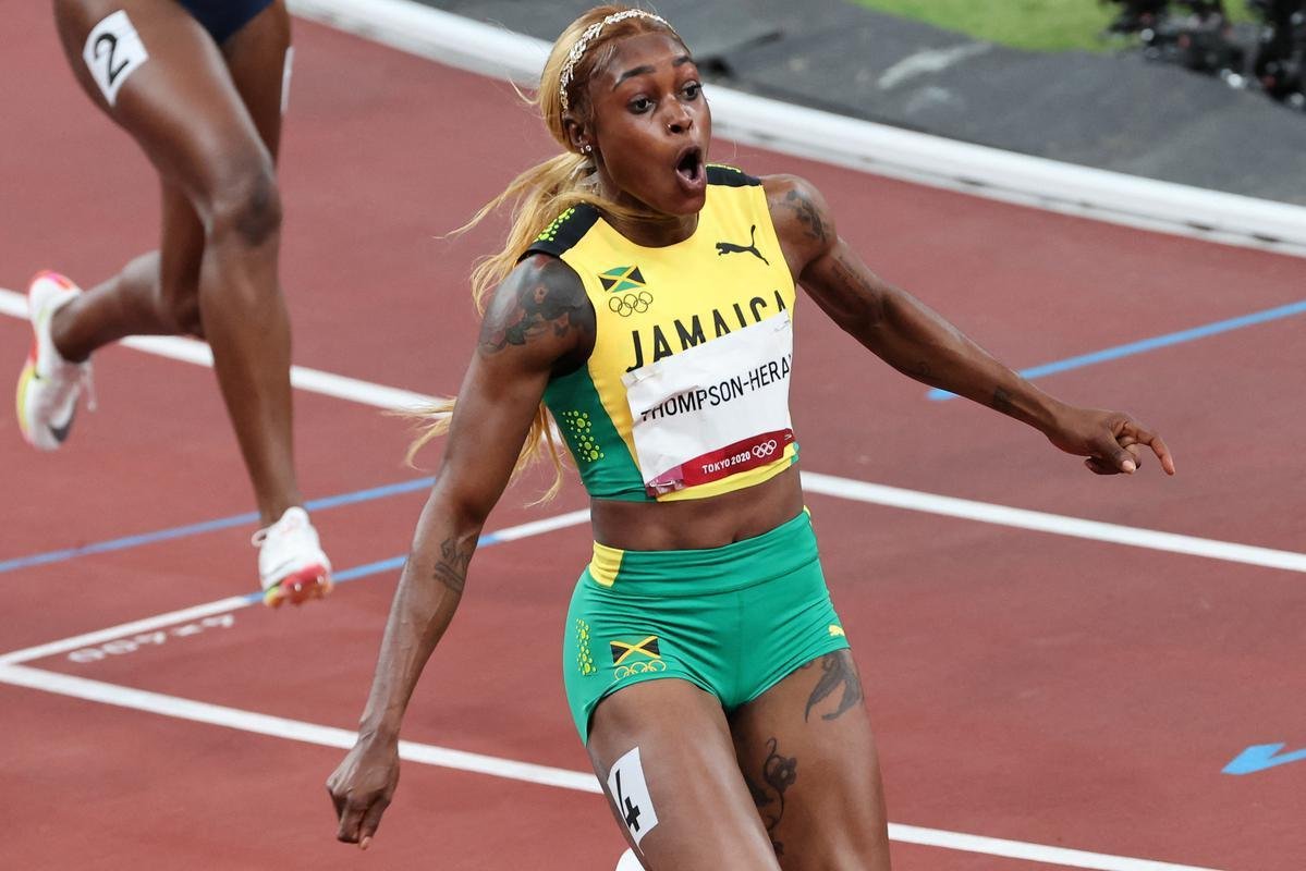 Fotos espetaculares da vitria da jamaicana Elaine Thompson-Herah nos 100m rasos dos Jogos Olmpicos de Tquio com o tempo de 10s61. A velocista quebrou o recorde olmpico e comandou o pdio jamaicano ao lado de Ann Fraser-Pryce, prata, e Shericka Jackson, bronze.