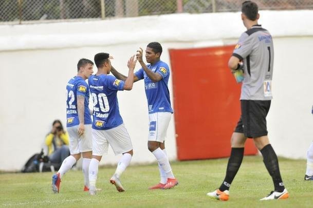 Fotos do duelo entre Villa Nova e Cruzeiro, neste domingo