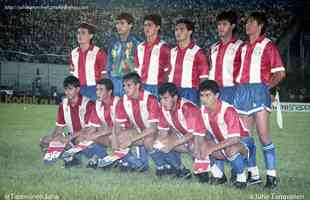 Zagueiro Carlos Gamarra e lateral 'Chiqui' Arce (em pé e agachado da extrema esquerda), do Paraguai, estiveram em Barcelona-1992 e foram eliminados nas quartas de final para Gana