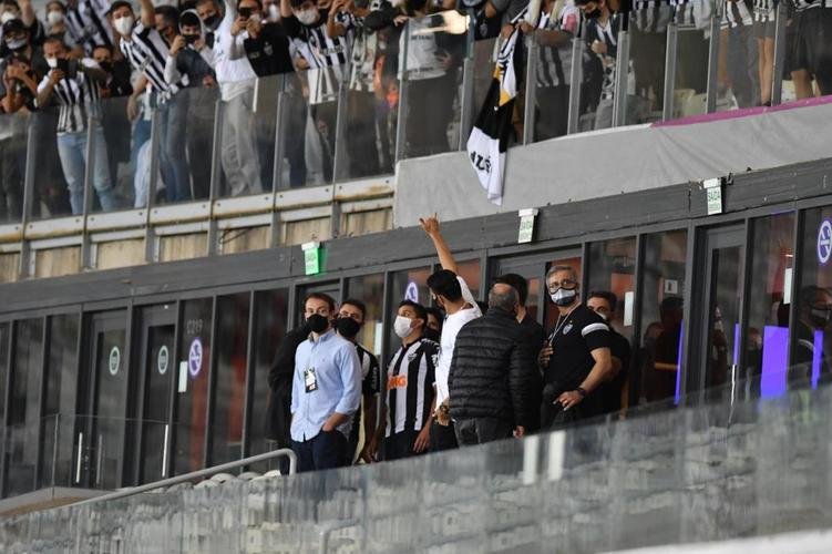 Diego Costa acompanhou o jogo no Mineiro