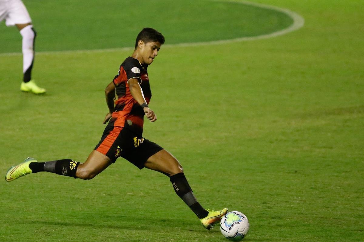Sport estreou com clássico regional na série A e bateu o Ceará por 3 a 2, com dois gols de Elton e um de Jonatan Gomez, na Ilha do Retiro, sem público.