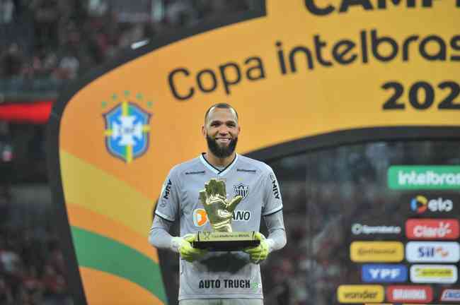 Veja os destaques da apresentação oficial de Isla no Flamengo