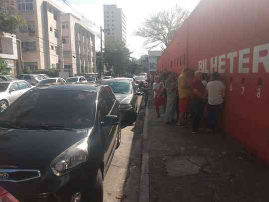 Na tarde desta quinta-feira (26), vrios torcedores do Nutico foram aos Aflitos garantir seus ingressos para o primeiro jogo da final da Srie C