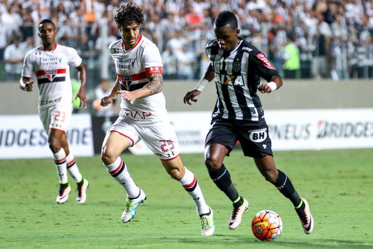 O Atltico perdeu o jogo de ida das quartas de final de 2016 por 1 a 0 para o So Paulo, fora de casa. No duelo de volta, no Independncia, abriu 2 a 0 rapidamente com Carlos e Cazares, mas levou um gol de Maicon e ficou apenas no triunfo por 2 a 1, sendo eliminado pelo gol marcado fora de casa.