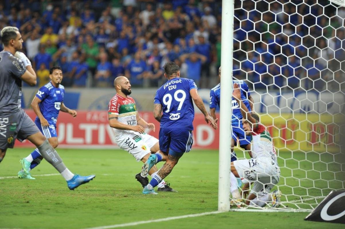 Com gol de Edu, Cruzeiro venceu Brusque por 1 a 0 no Mineiro pela segunda rodada da Srie B. Time e comisso tcnica comemoraram com a torcida no Gigante da Pampulha