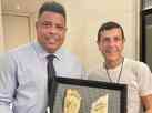 No Catar, Ronaldo  presenteado com placa no molde do p de Maradona