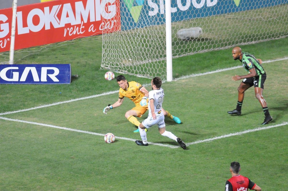 No fim do jogo, Savarino marcou o terceiro gol do Galo no clssico