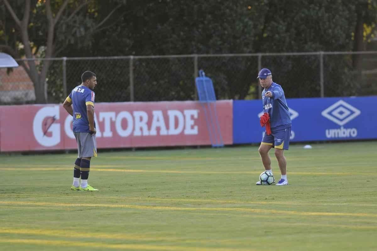 Mano Menezes testou novidades no Cruzeiro para enfrentar o So Paulo na estreia do Brasileiro