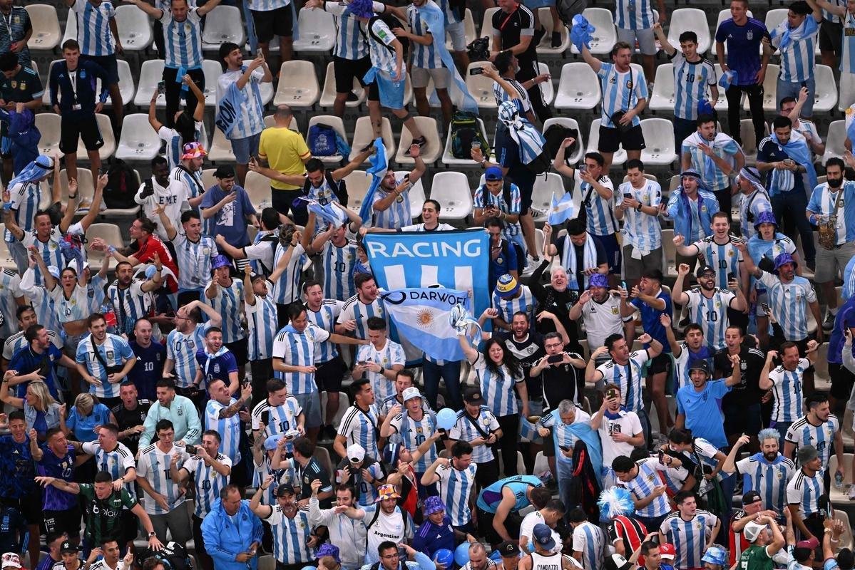 Fotos das torcidas durante o jogo entre Holanda e Argentina, pelas quartas de final da Copa do Mundo do Catar