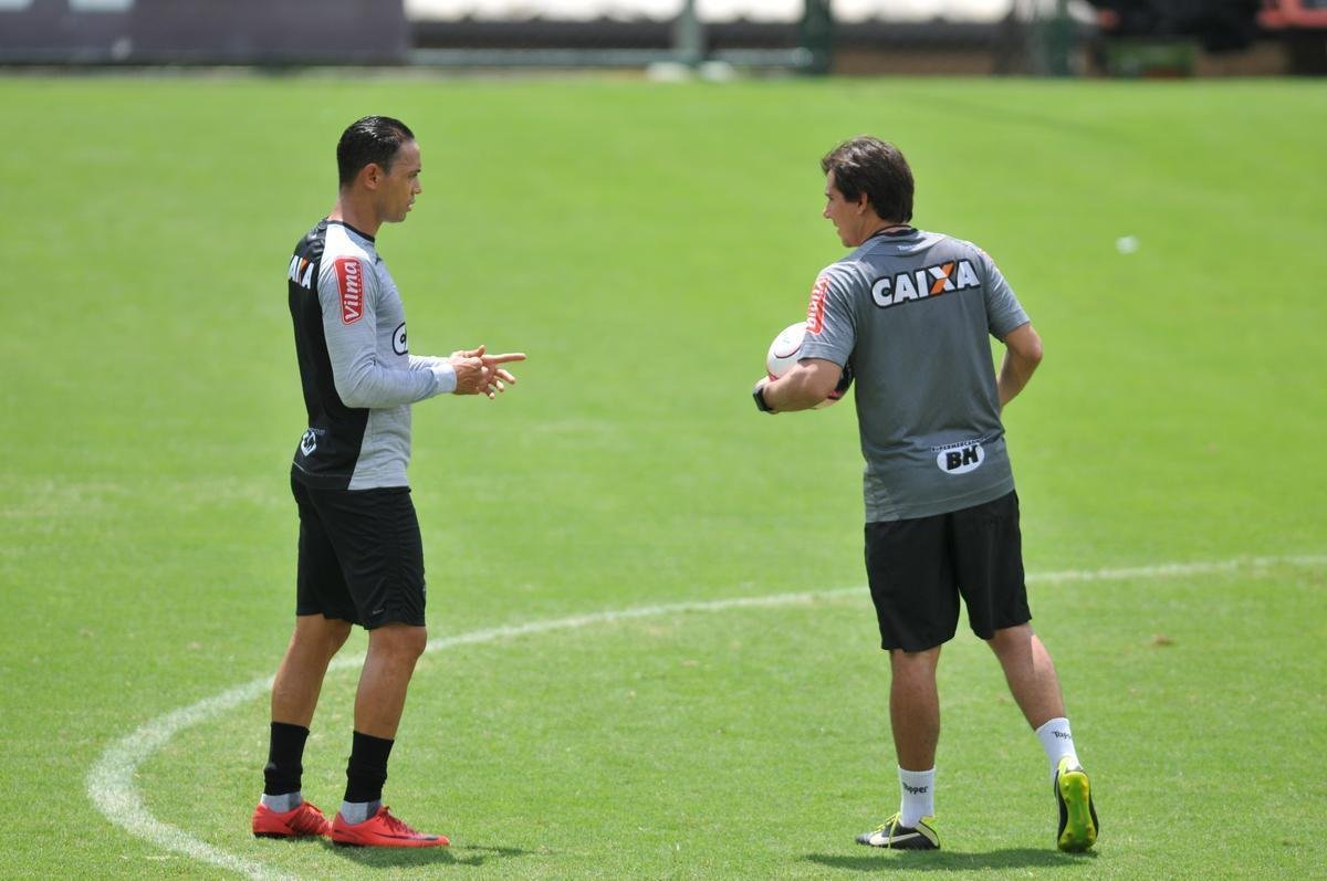 Manh desta sexta-feira foi agitada no Atltico com demisso de Oswaldo e coletiva do presidente